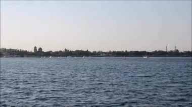 sparkles ve ışık yansımaları ile hareketli bir tekneden görünümü geçen mavi deniz suyu