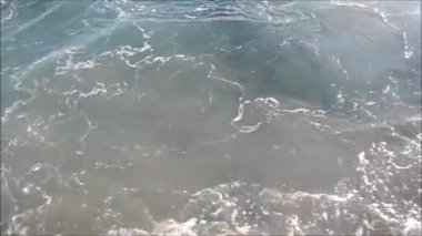 sparkles ve ışık yansımaları ile hareketli bir tekneden görünümü geçen mavi deniz suyu