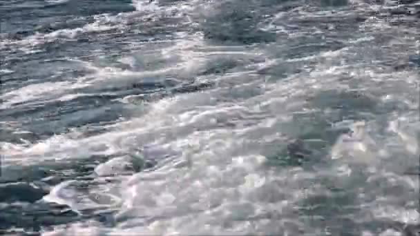 Azul mar agua pasando vista desde un barco en movimiento con destellos y reflejos de luz — Vídeos de Stock