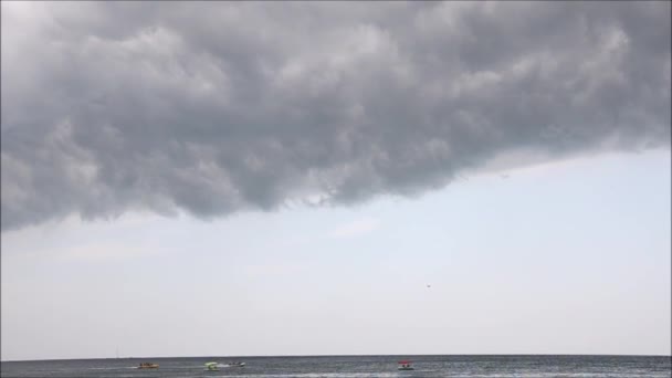 Blaues Meerwasser, Blick von einem fahrenden Boot mit Funkeln und Lichtreflexen — Stockvideo