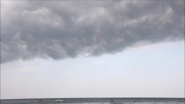 Голубая морская вода, проходящая мимо с движущегося судна с блестками и световыми отражениями — стоковое видео