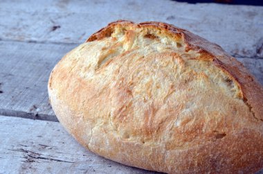 taze ekmek üzerinde ahşap arka plan izole