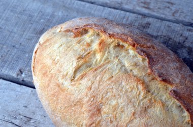 taze ekmek üzerinde ahşap arka plan izole