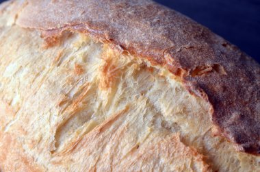 Bir tablo üzerinde taze pişmiş geleneksel ekmek