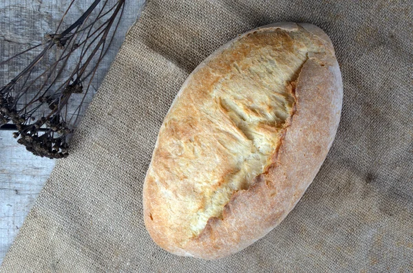 Selský chléb roll nebo francouzská bageta, pšenice a mouky na černé tabuli. Venkovské kuchyně nebo pekárna - pozadí s volným textem prostoru. — Stock fotografie