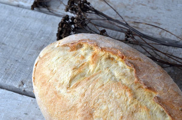 Čerstvý chléb, izolované dřevěné pozadí — Stock fotografie