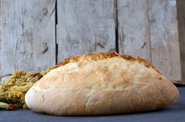 Frisches Brot isoliert auf Holzboden — Stockfoto