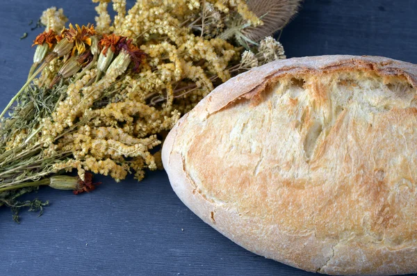 Frisch gebackenes traditionelles Brot auf einem Tisch — Stockfoto