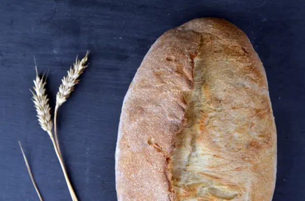 Frisch gebackenes traditionelles Brot auf einem Tisch — Stockfoto