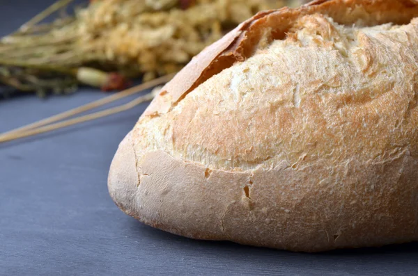 Čerstvě upečený tradiční chléb na stůl — Stock fotografie