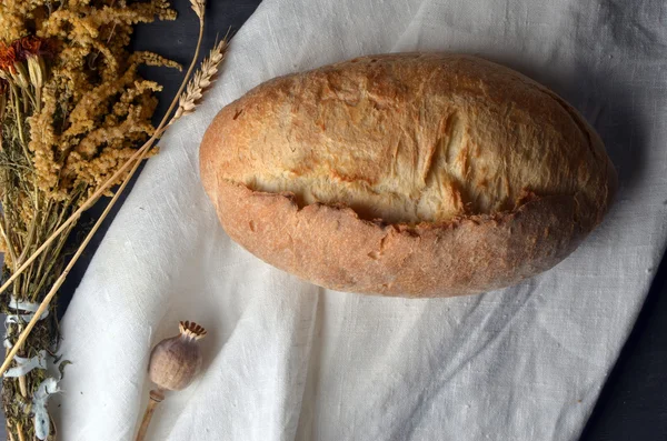 Bir tablo üzerinde taze pişmiş geleneksel ekmek — Stok fotoğraf