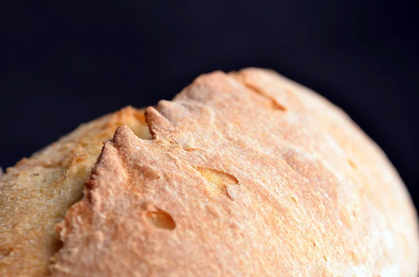 Vers brood en broodjes met oren van tarwe op de tafel — Stockfoto