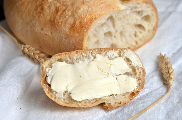 Čerstvý žitný chléb a máslo — Stock fotografie
