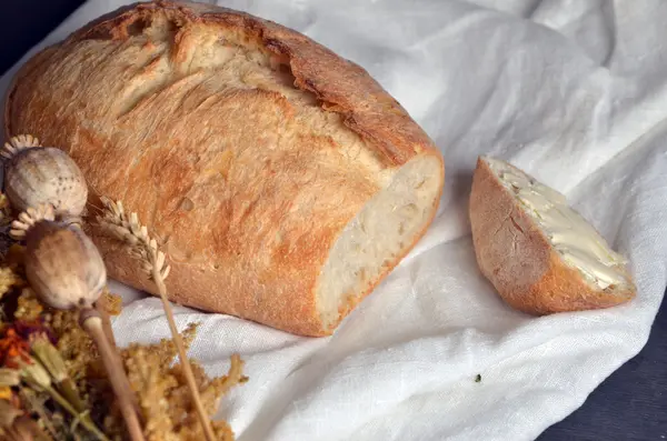 Brot und Butter auf Weiß — Stockfoto