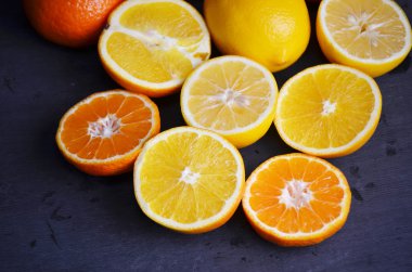 narenciye meyve dilimleri yığını. Portakal ve limon. Ahşap masa