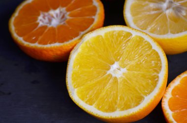 narenciye meyve dilimleri yığını. Portakal ve limon. Ahşap masa