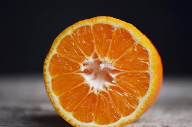 Siyah izole mandalina dilimi