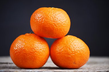 Siyah arka plan üzerine taze sulu mandalina