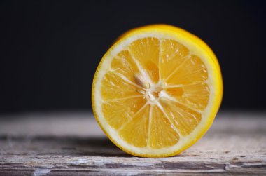 Siyah arka planda taze limonlar