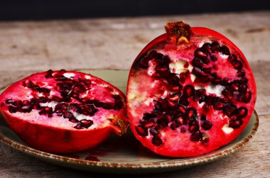 ahşap üzerine sulu nar