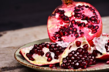 ahşap üzerine sulu nar