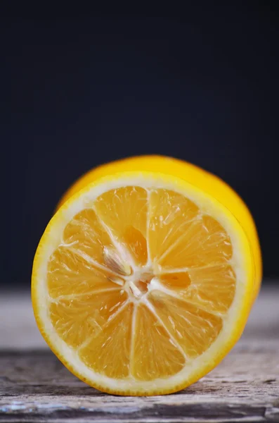 Свежие лимоны на черном фоне — стоковое фото