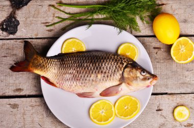 Taze balık Cyprinus carpio carpio dereotu ve limon ile 