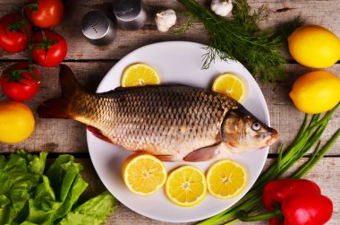 taze balık Cyprinus carpio carpio sebze ve limon ile