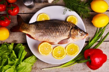 taze balık Cyprinus carpio carpio sebze ve limon ile