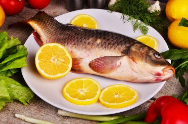 taze balık Cyprinus carpio carpio sebze ve limon ile