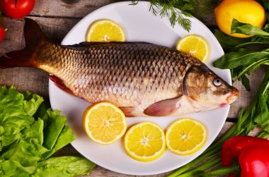 taze balık Cyprinus carpio carpio sebze ve limon ile