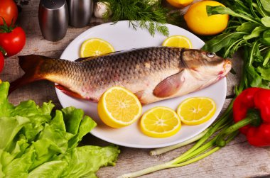 taze balık Cyprinus carpio carpio sebze ve limon ile