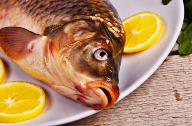 taze balık Cyprinus carpio carpio sebze ve limon ile