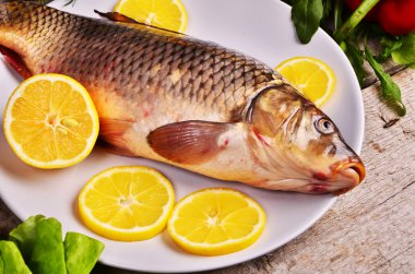 taze balık Cyprinus carpio carpio sebze ve limon ile