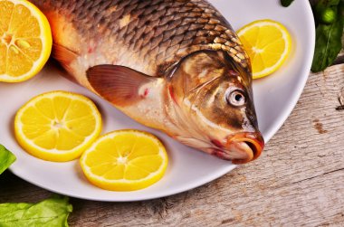 taze balık Cyprinus carpio carpio sebze ve limon ile