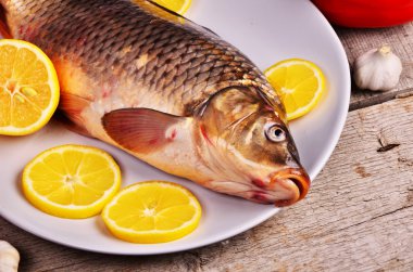 taze balık Cyprinus carpio carpio sebze ve limon ile