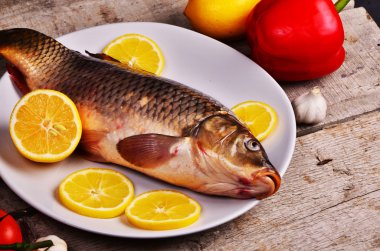 taze balık Cyprinus carpio carpio sebze ve limon ile