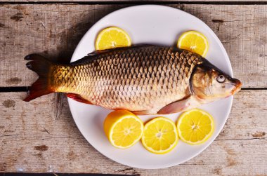 pişmemiş balık taze limon ile pişmiş olması için hazır
