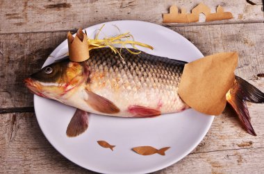 ahşap masa üzerinde havuz balığı. yaratıcı kavramı. Balık prensleri