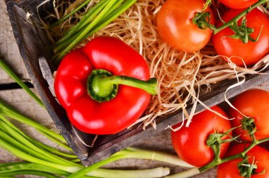 çul arka plan üzerinde kırmızı taze sebze