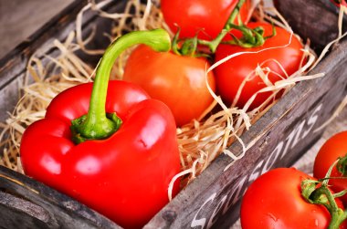 çul arka plan üzerinde kırmızı taze sebze