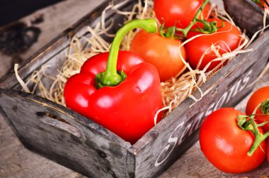 çul arka plan üzerinde kırmızı taze sebze