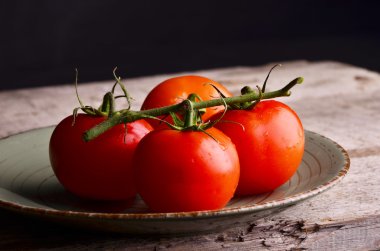 Plaka üzerinde taze organik domates