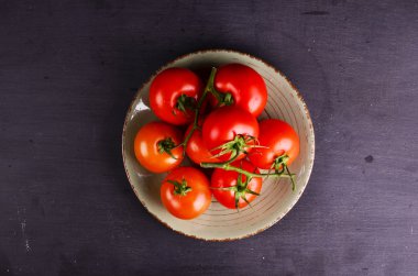 Tahta bir masada taze kiraz domatesleri. Seçici odak