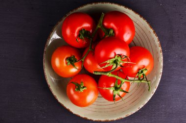 Yakın çekim taze, olgun domatesler tahtada