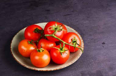 Yakın çekim taze, olgun domatesler tahtada