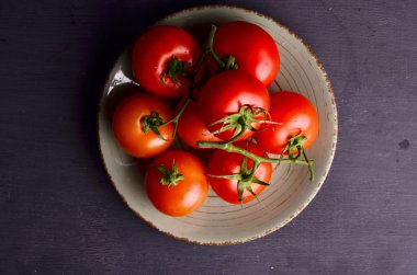 Tahta bir masada taze kiraz domatesleri. Seçici odak