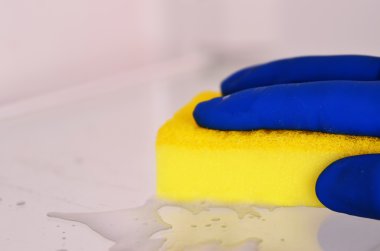 Kadın eli mavi kauçuk koruyucu eldiven sarı bez ile temizlik beyaz açık boş buzdolabı. Temizlik kavramı. Temiz