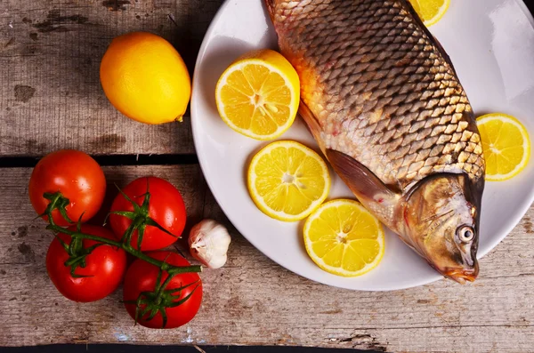 Pescado fresco e ingredientes alimentarios en la mesa —  Fotos de Stock