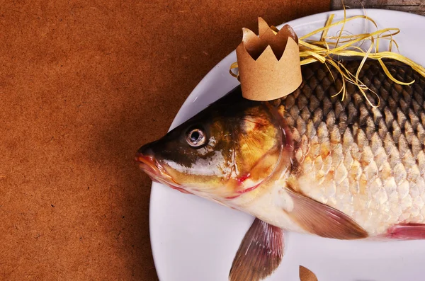 Ruda med en krona på träbord. kreativa koncept. Kung av fisk — Stockfoto